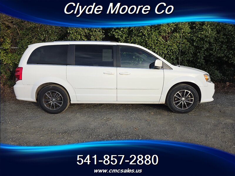 2017 Dodge Grand Caravan SXT - Photo 2 - Central Point, OR 97502