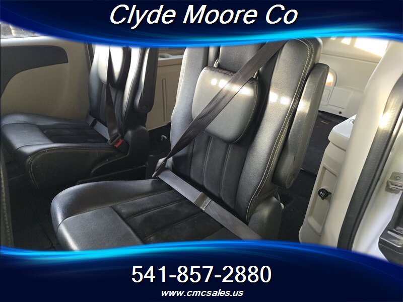 2017 Dodge Grand Caravan SXT - Photo 5 - Central Point, OR 97502