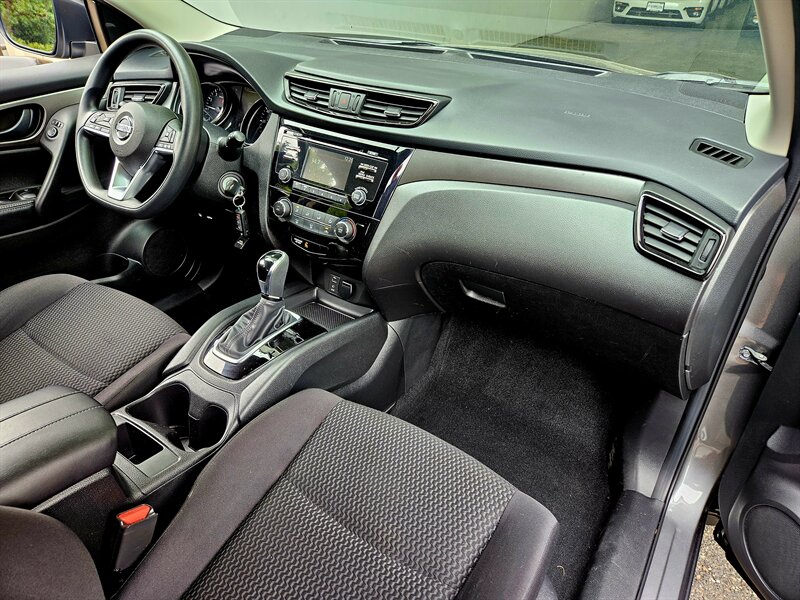 2018 Nissan Rogue Sport S   - Photo 2 - Hillsboro, OR 97124