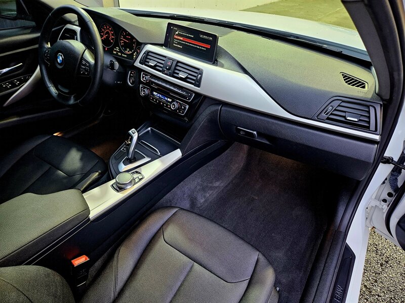 2018 BMW 320i   - Photo 2 - Hillsboro, OR 97124