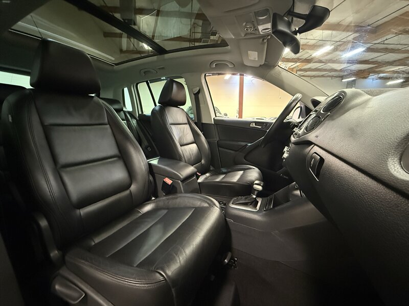 2010 Volkswagen Tiguan SEL 4Motion   - Photo 13 - Hillsboro, OR 97124