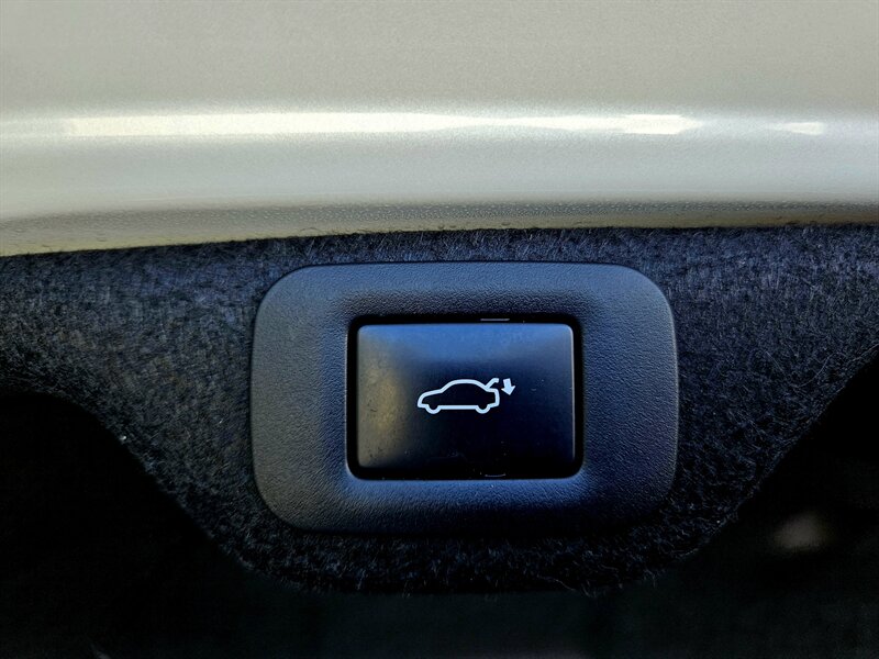 2022 Lexus ES 300h Luxury   - Photo 49 - Hillsboro, OR 97124