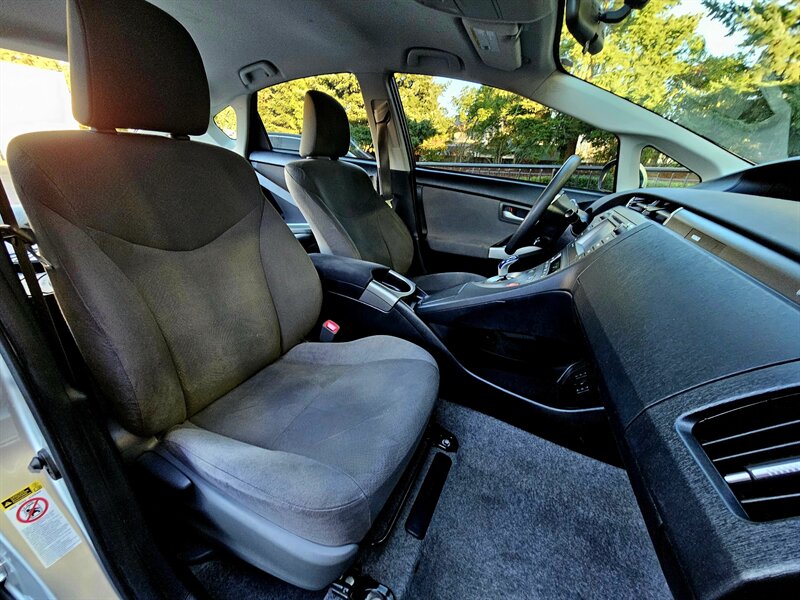 2013 Toyota Prius Plug-in Hybrid   - Photo 17 - Hillsboro, OR 97124