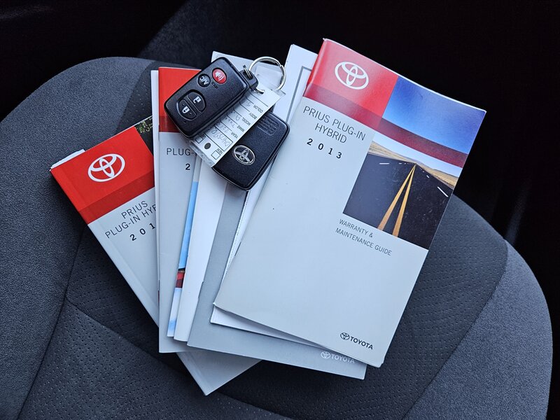 2013 Toyota Prius Plug-in Hybrid   - Photo 36 - Hillsboro, OR 97124