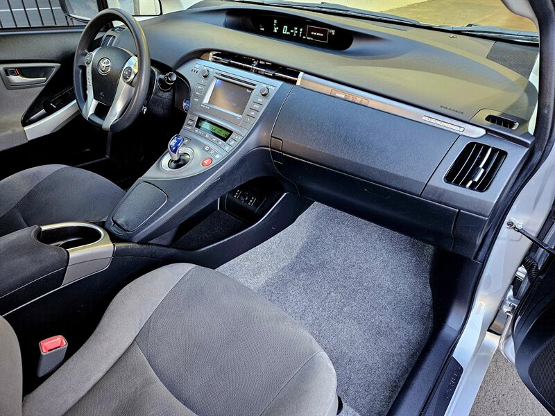 2013 Toyota Prius Plug-in Hybrid   - Photo 16 - Hillsboro, OR 97124