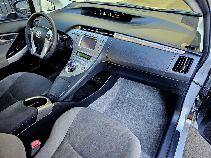 2013 Toyota Prius Plug-in Hybrid   - Photo 2 - Hillsboro, OR 97124