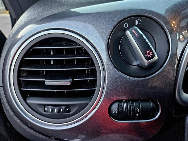 2013 Volkswagen Beetle 2.5L PZEV   - Photo 31 - Hillsboro, OR 97124