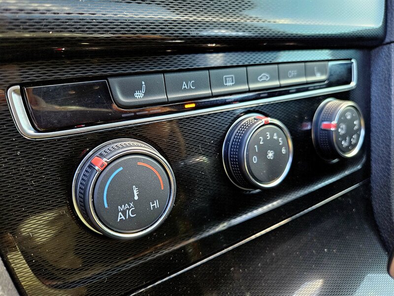 2015 Volkswagen Golf GTI SE photo 24
