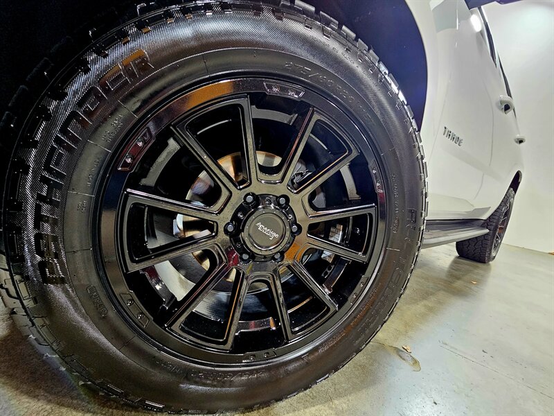 2019 Chevrolet Tahoe LT   - Photo 12 - Hillsboro, OR 97124