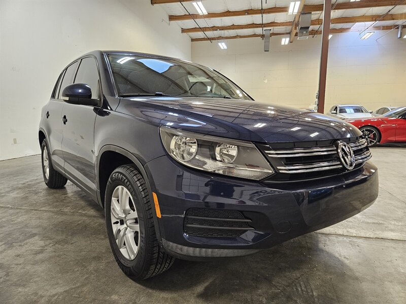 2012 Volkswagen Tiguan LE   - Photo 11 - Hillsboro, OR 97124