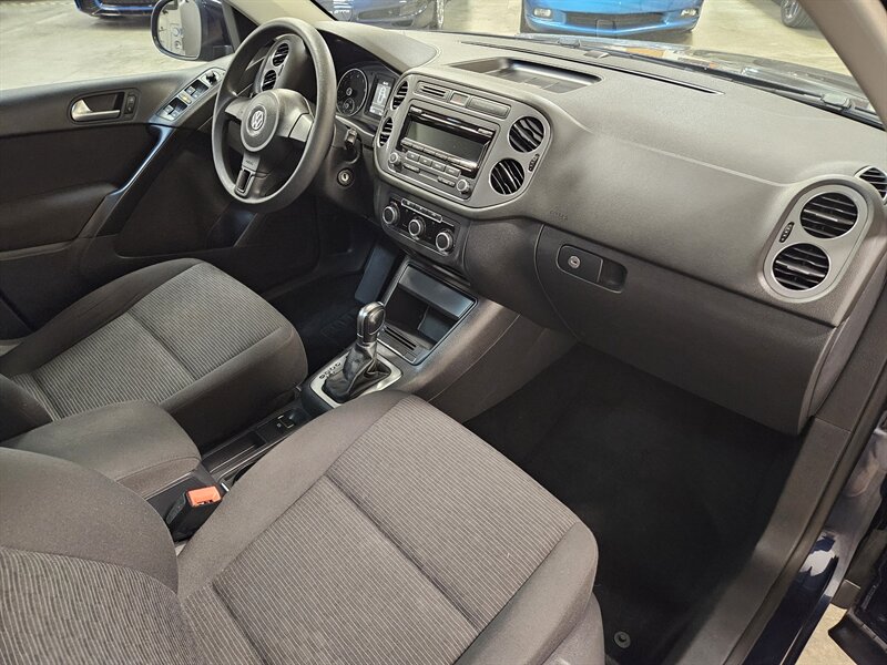 2012 Volkswagen Tiguan LE   - Photo 2 - Hillsboro, OR 97124