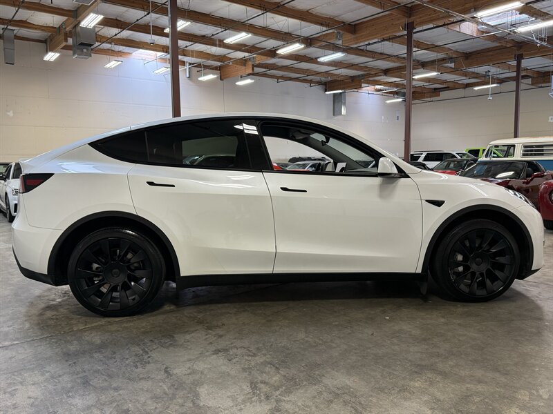 2023 Tesla Model Y Long Range   - Photo 8 - Hillsboro, OR 97124