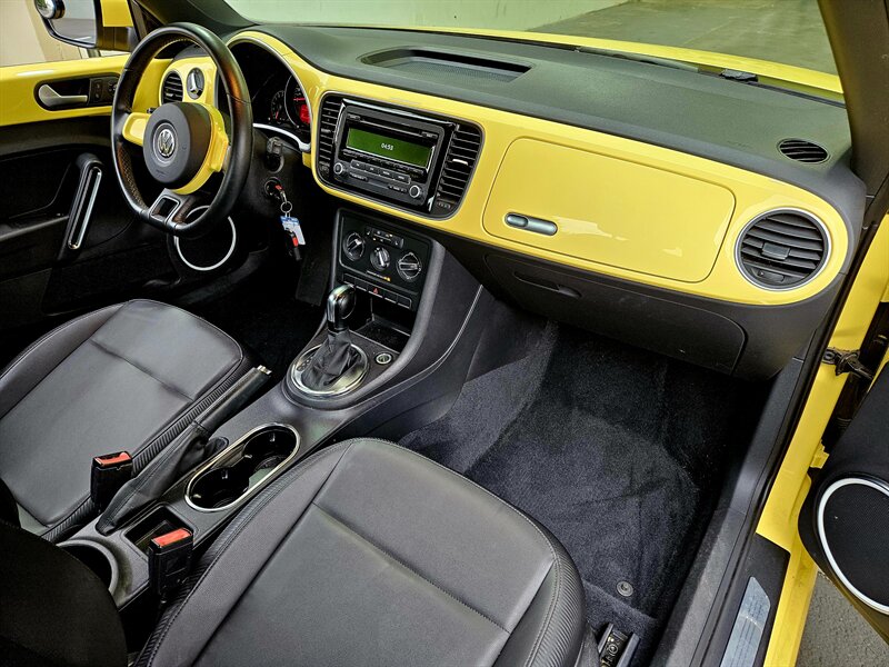 2012 Volkswagen Beetle-Classic 2.5L - Photo 2 - Hillsboro, OR 97124