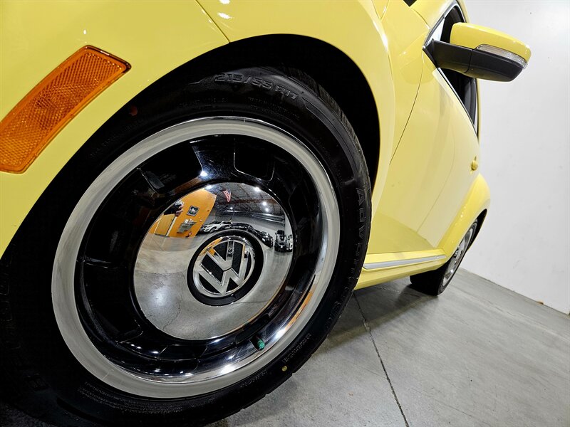 2012 Volkswagen Beetle-Classic 2.5L - Photo 11 - Hillsboro, OR 97124