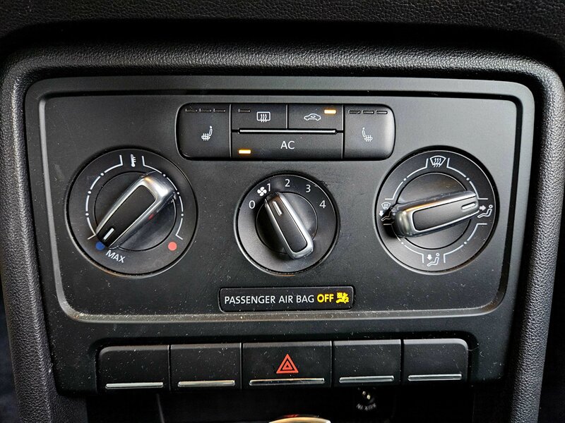 2012 Volkswagen Beetle-Classic 2.5L - Photo 22 - Hillsboro, OR 97124