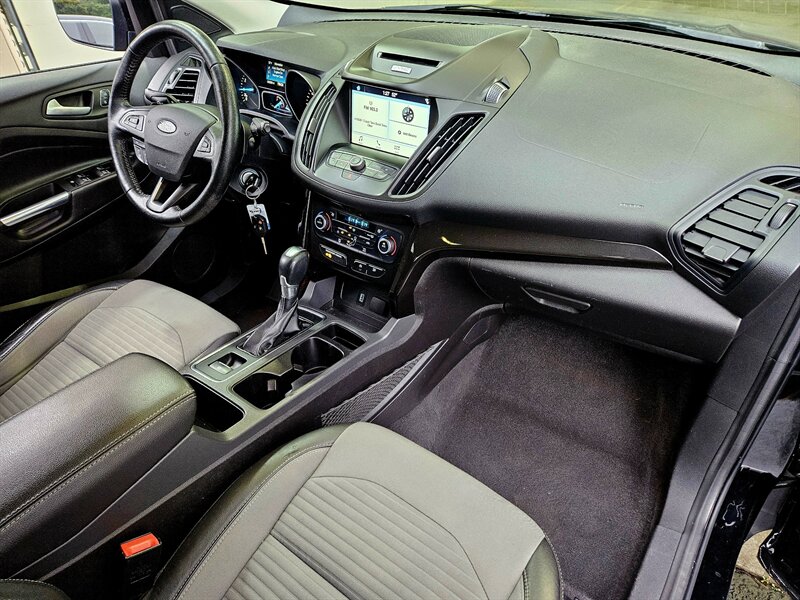 2017 Ford Escape SE   - Photo 2 - Hillsboro, OR 97124