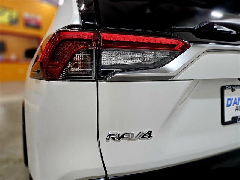 2020 Toyota RAV4 Hybrid XSE   - Photo 16 - Hillsboro, OR 97124