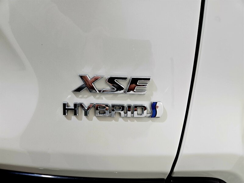 2020 Toyota RAV4 Hybrid XSE   - Photo 14 - Hillsboro, OR 97124