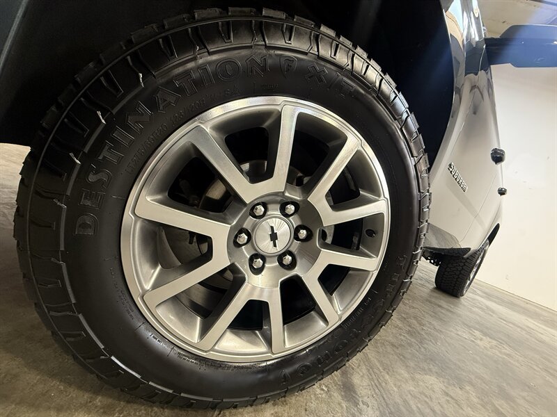 2019 Chevrolet Suburban LT - Photo 13 - Hillsboro, OR 97124