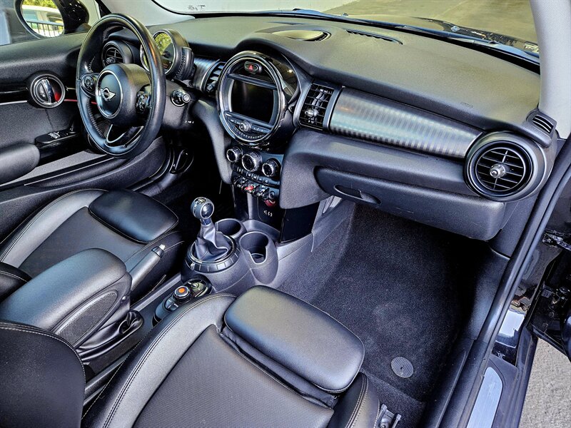 2016 MINI Hardtop 2 Door Cooper   - Photo 2 - Hillsboro, OR 97124