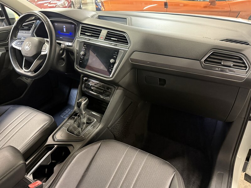 2022 Volkswagen Tiguan SE   - Photo 2 - Hillsboro, OR 97124