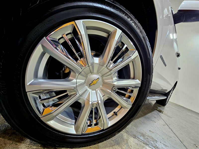 2022 Chevrolet Suburban High Country   - Photo 11 - Hillsboro, OR 97124