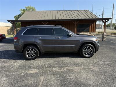 2020 Jeep Grand Cherokee Laredo - Photo 2 - Nocona, TX 76255