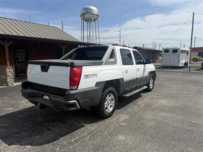 2004 Chevrolet Avalanche 1500   - Photo 3 - Nocona, TX 76255