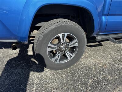 2017 Toyota Tacoma TRD Sport 4WD   - Photo 19 - Nocona, TX 76255