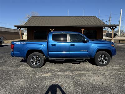 2017 Toyota Tacoma TRD Sport 4WD   - Photo 2 - Nocona, TX 76255