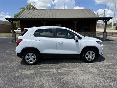 2017 Chevrolet Trax LS - Photo 2 - Nocona, TX 76255