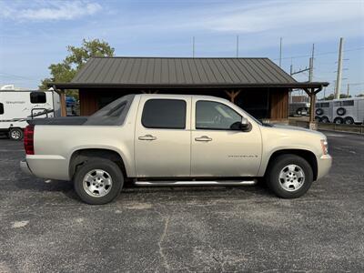 2007 Chevrolet Avalanche LT 1500   - Photo 2 - Nocona, TX 76255