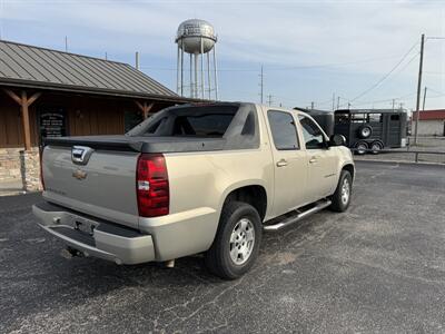 2007 Chevrolet Avalanche LT 1500   - Photo 3 - Nocona, TX 76255