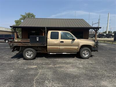 2001 Chevrolet Silverado 2500 LS   - Photo 2 - Nocona, TX 76255