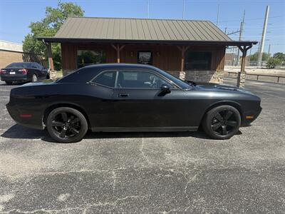 2010 Dodge Challenger SE   - Photo 2 - Nocona, TX 76255