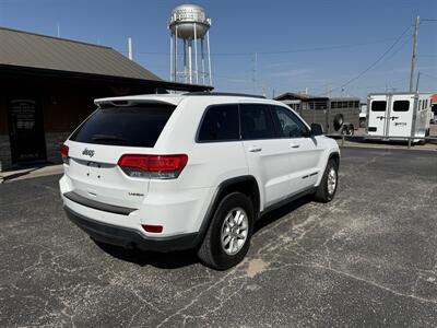 2018 Jeep Grand Cherokee Laredo   - Photo 3 - Nocona, TX 76255