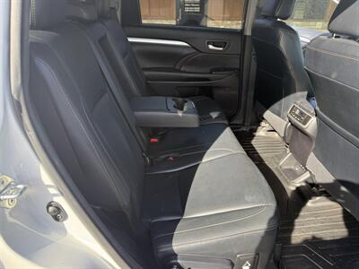 2017 Toyota Highlander XLE   - Photo 11 - Nocona, TX 76255