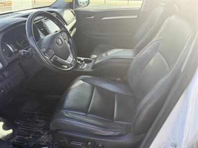 2017 Toyota Highlander XLE   - Photo 9 - Nocona, TX 76255