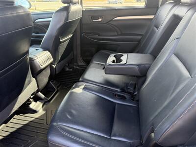 2017 Toyota Highlander XLE   - Photo 12 - Nocona, TX 76255