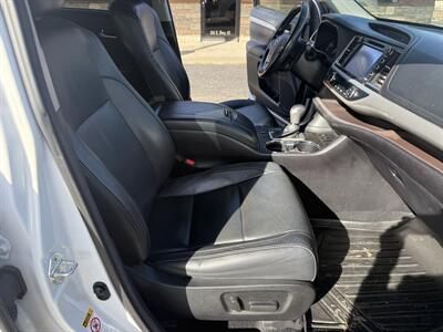 2017 Toyota Highlander XLE   - Photo 10 - Nocona, TX 76255