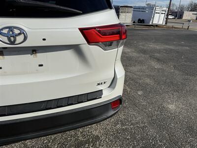 2017 Toyota Highlander XLE   - Photo 22 - Nocona, TX 76255