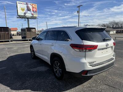 2017 Toyota Highlander XLE   - Photo 5 - Nocona, TX 76255