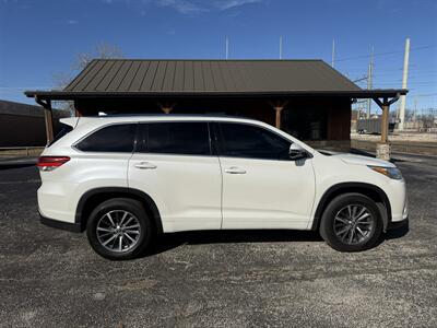 2017 Toyota Highlander XLE   - Photo 2 - Nocona, TX 76255