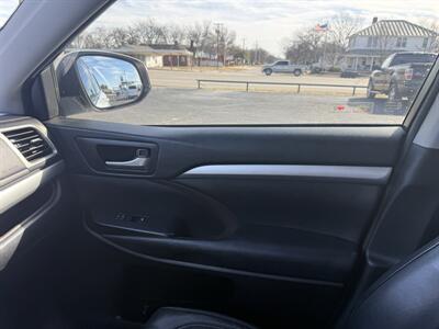 2017 Toyota Highlander XLE   - Photo 14 - Nocona, TX 76255