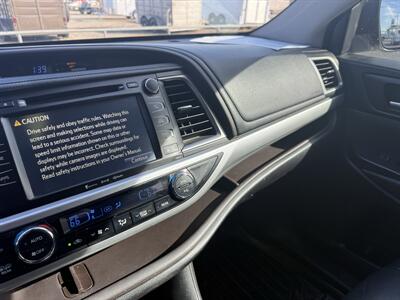 2017 Toyota Highlander XLE   - Photo 15 - Nocona, TX 76255
