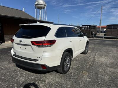 2017 Toyota Highlander XLE   - Photo 3 - Nocona, TX 76255