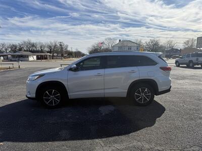 2017 Toyota Highlander XLE   - Photo 6 - Nocona, TX 76255