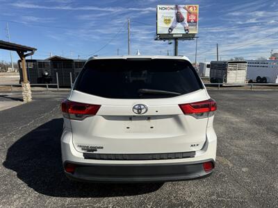 2017 Toyota Highlander XLE   - Photo 4 - Nocona, TX 76255