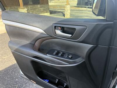 2017 Toyota Highlander XLE   - Photo 18 - Nocona, TX 76255