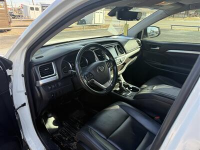 2017 Toyota Highlander XLE   - Photo 13 - Nocona, TX 76255